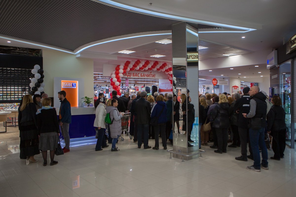 Первые покупатели в ожидании открытия