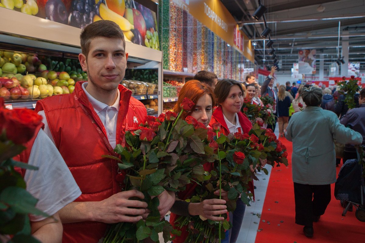 Гостям дарили красные розы