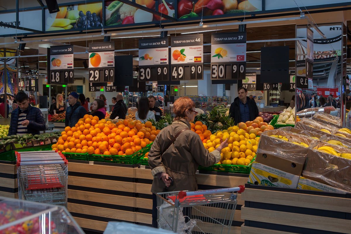 Отдел свежих овощей и фруктов при входе в супермаркет 