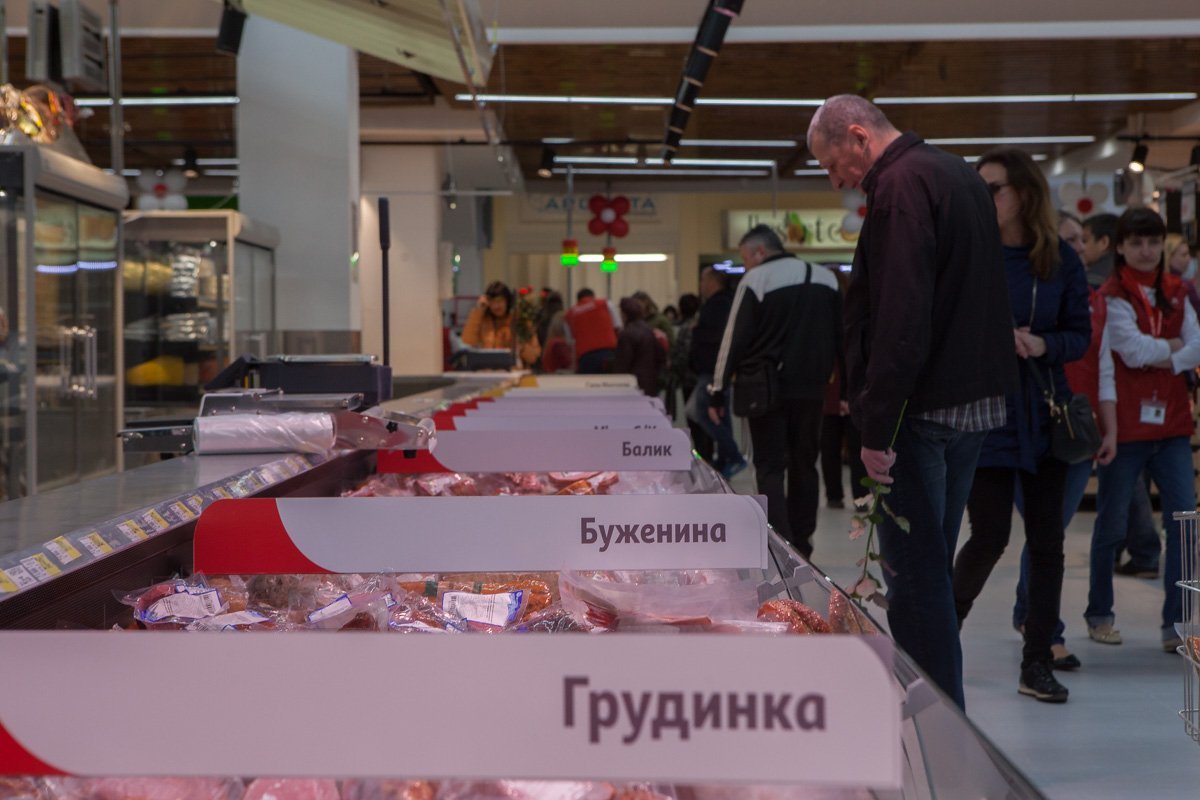 В магазине есть большие отделы мяса, рыбы и сыров