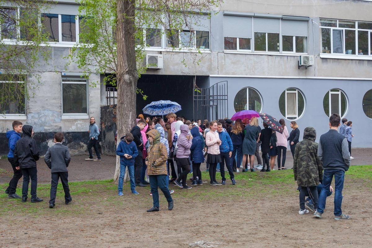 После эвакуации дети собрались на спортивной площадке в ожидании спасателей 