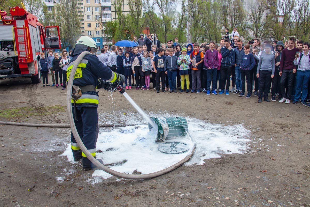 Спасатели не оставили детей без зрелища 