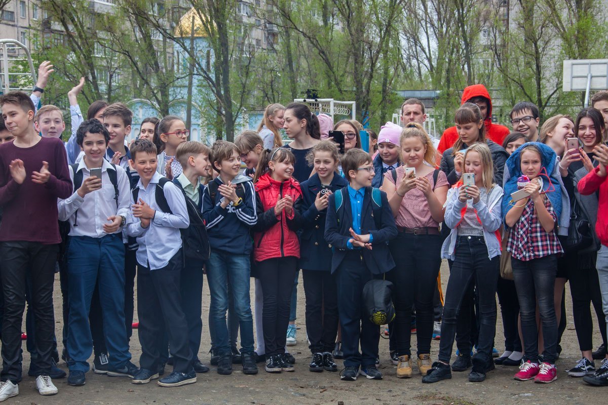 Дети с восторгом наблюдали за спасателями и параллельно постили фото и видео с ними в соцсети 