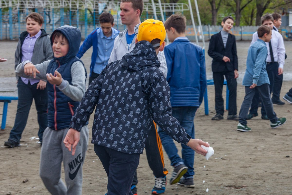 Школьники не отказали себе в удовольствии покидаться пеной 