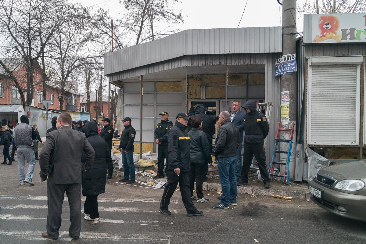 Сотрудники "Муниципальной варты" не позволяли посторонним подходить к павильону 