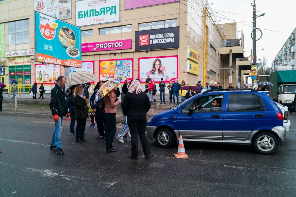 А арендаторы, в свою очередь, не позволяли водителям проезжать по улице Калиновой