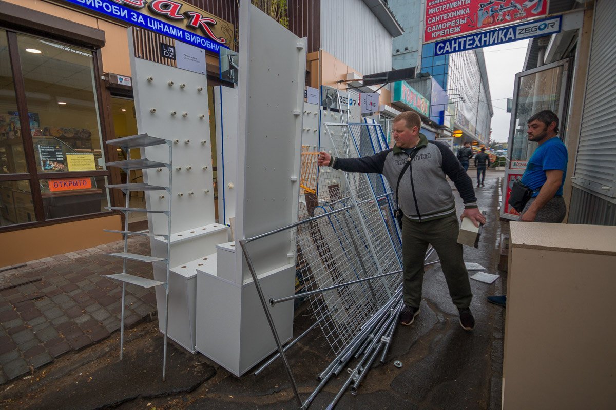 Люди в спешке выносили свое имущество на улицу