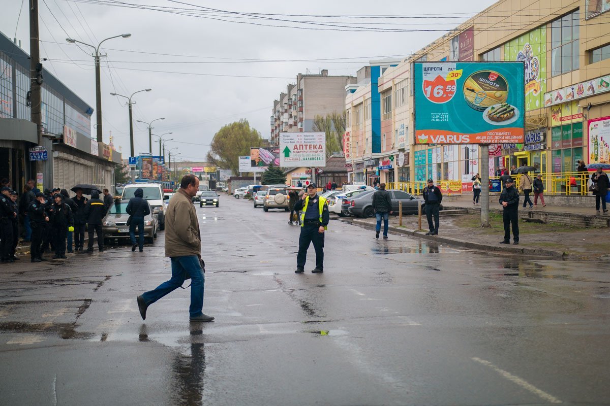 Уже через час движением транспорта "управлял" регулировщик