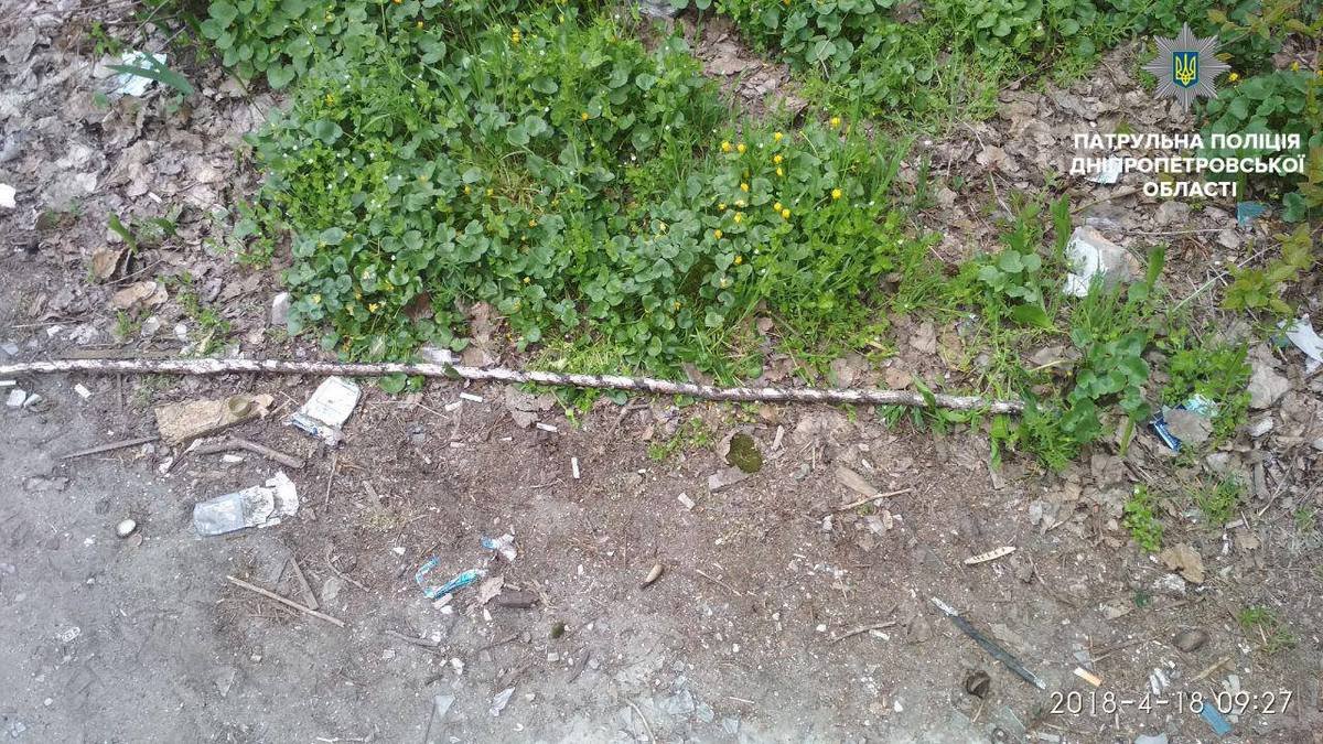 Патрульные прибыли по указанному адресу и обнаружили 2 мужчин, которые воровали кабель Патрульные прибыли по указанному адресу и обнаружили 2 мужчин, которые воровали кабель