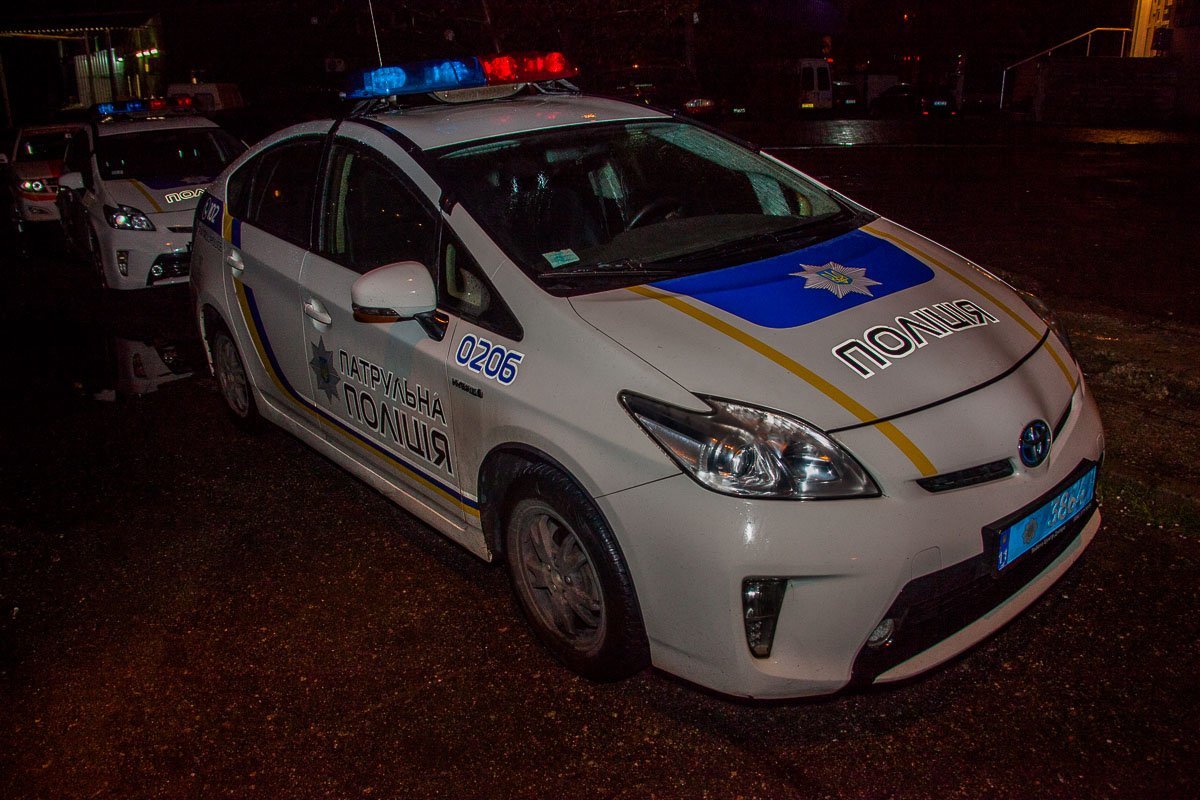 На месте работали сотрудники патрульной полиции и вызвали следственно-оперативную группу На месте работали сотрудники патрульной полиции и вызвали следственно-оперативную группу