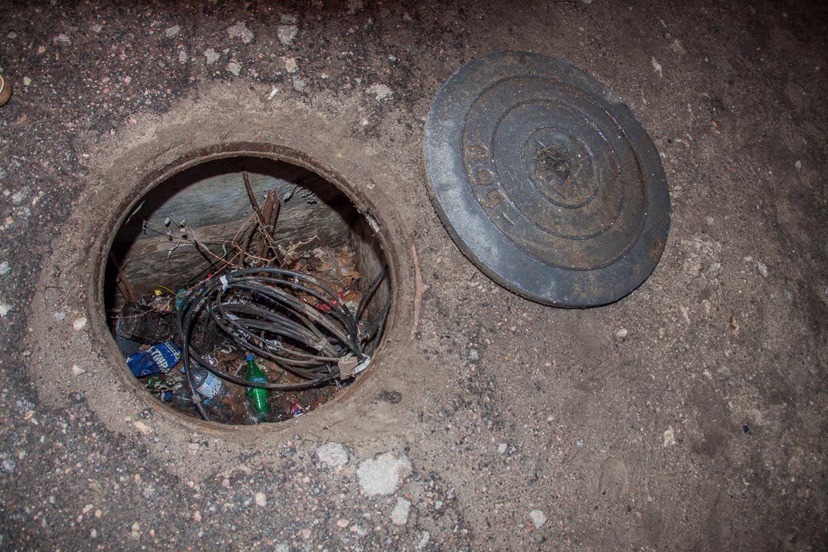 На линию "102" поступило сообщение о том, что по данному адресу шестеро неизвестных вырезают кабеля из колодцев