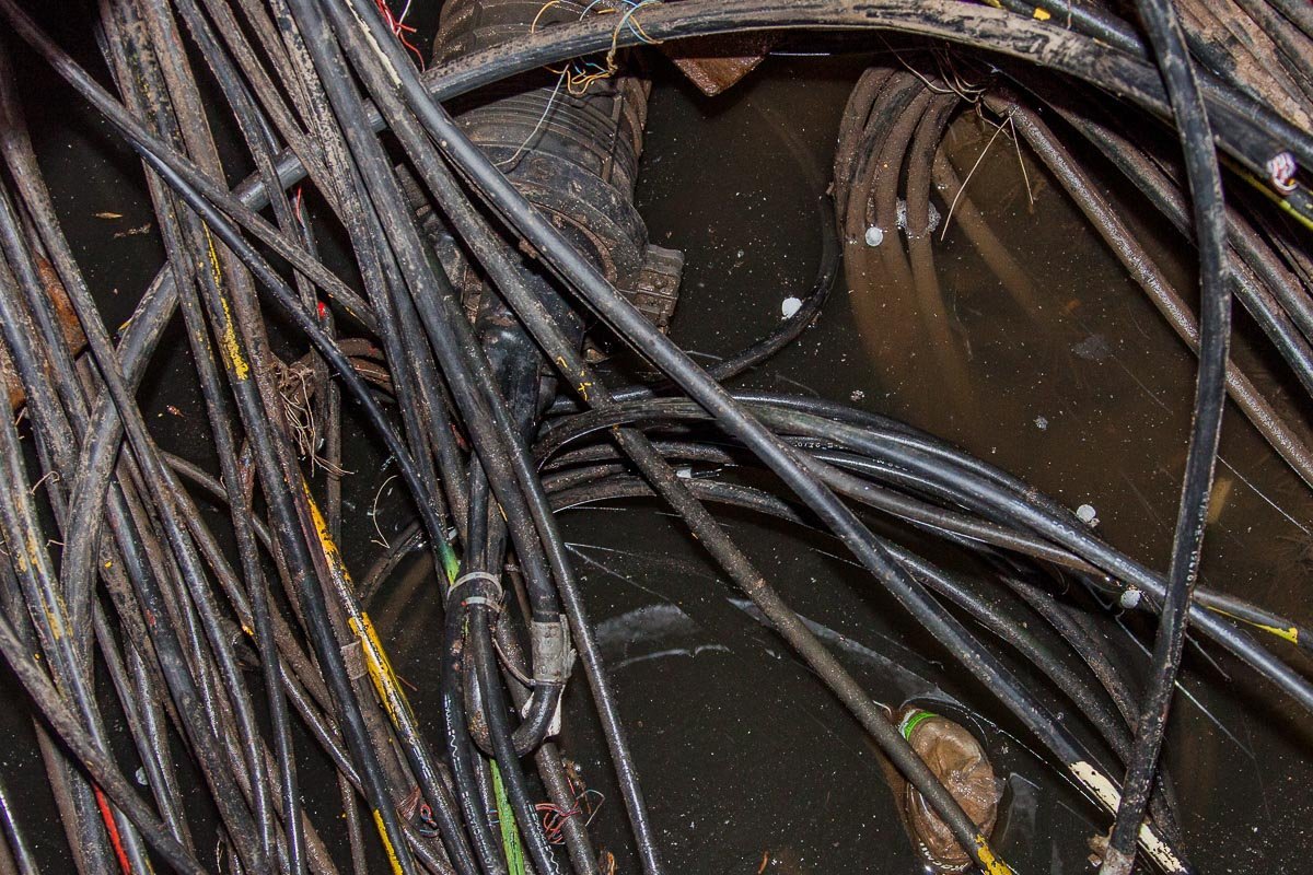 При обследовании территории выявили срез кабеля в колодцах и сами кабеля