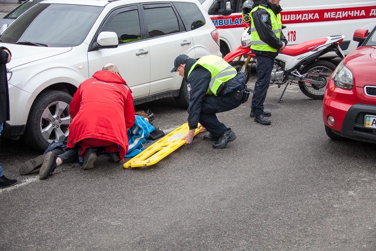 За пострадавшей приехала «скорая» За пострадавшей приехала «скорая»