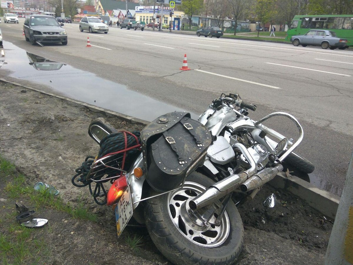 На Набережной Победы столкнулись Hyundai и мотоцикл