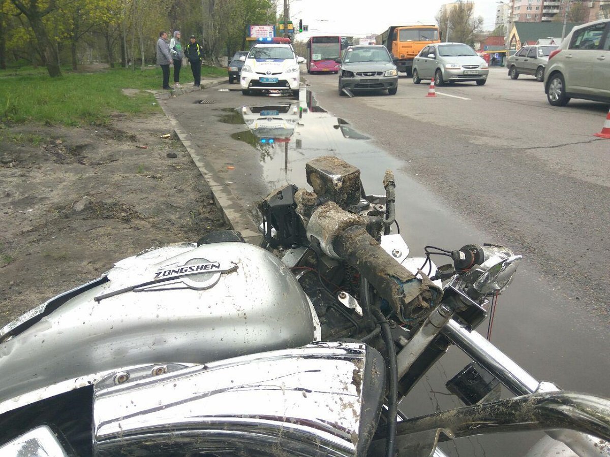 Водитель Hyundai хотела перестроиться и не заметила байк