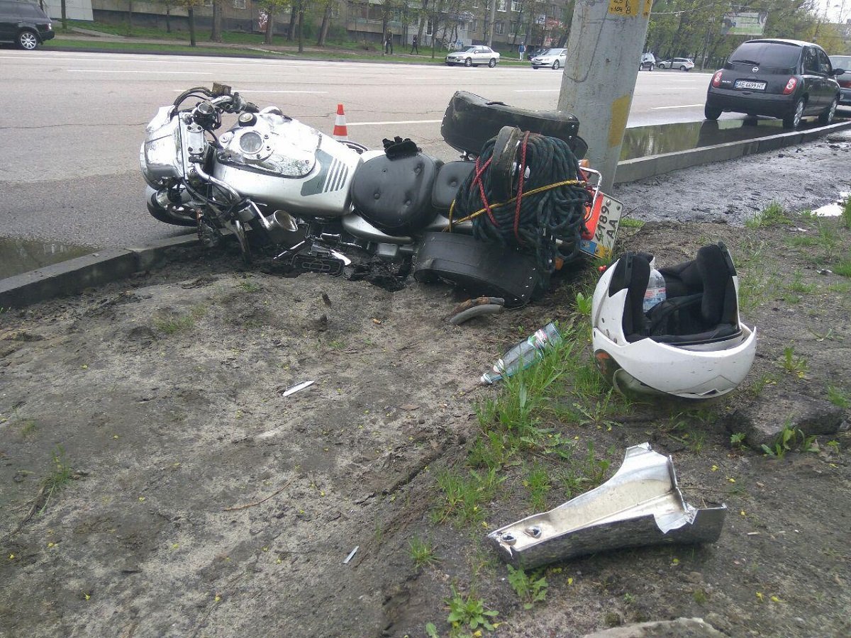 В результате столкновения мотоциклиста отбросило в столб
