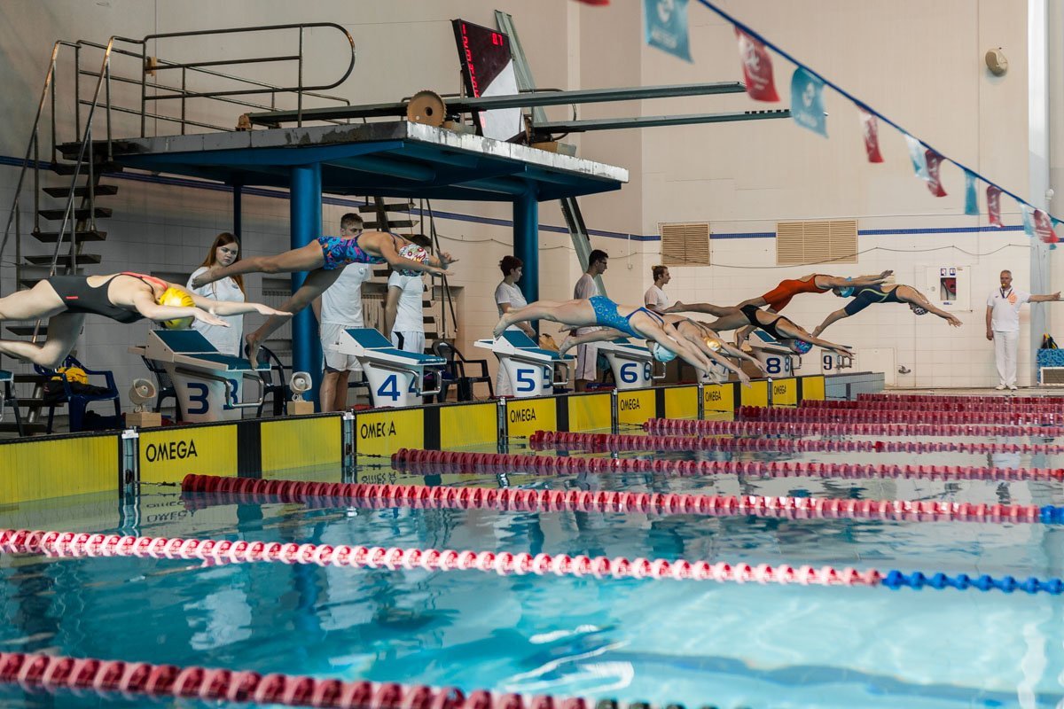 В первый день турнира спортсмены приняли участие в 36 заплывах