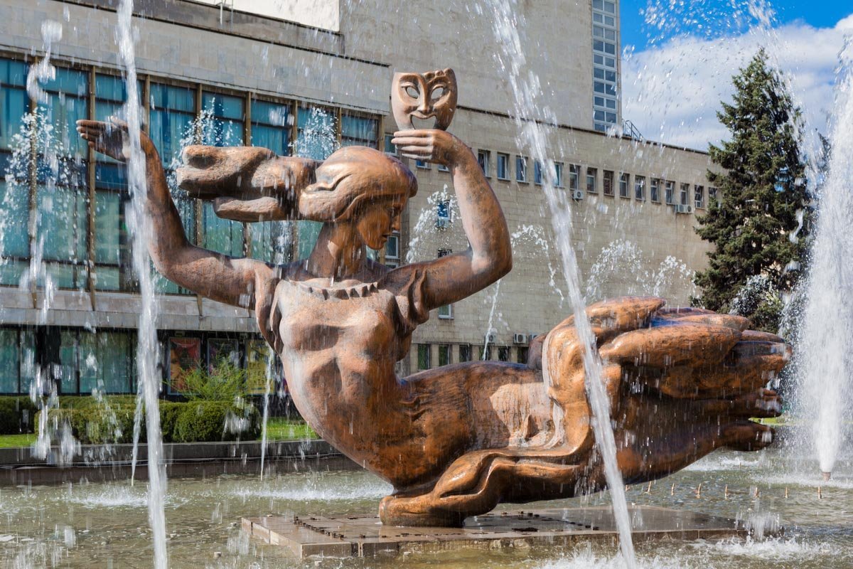 Фонтан открыли в 1974 году, во время возрождения театра Оперы и балета