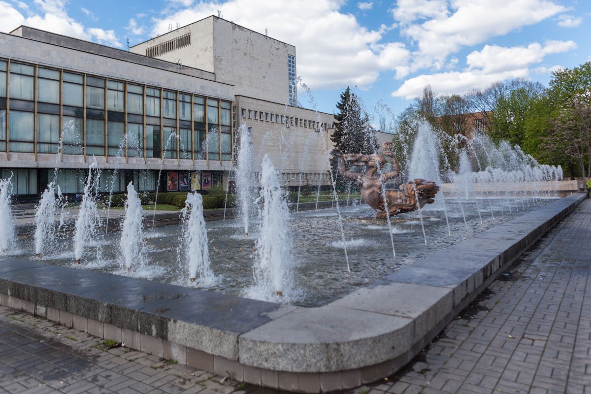 Теперь 190 струй ежеминутно выплескивают 3,5 тонны воды, подсвеченной разными цветами