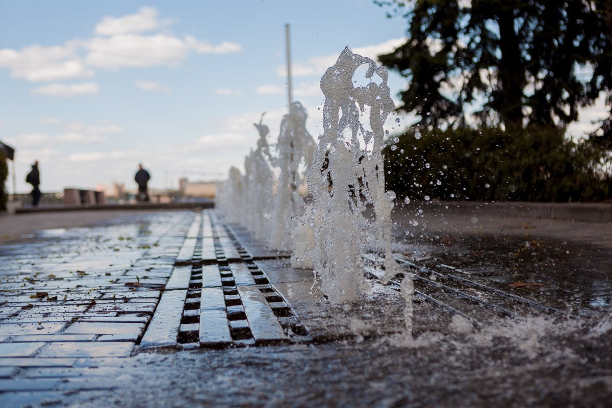 Также включили маленькие фонтаны на набережной