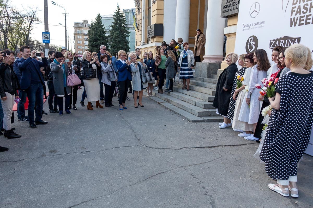 А после показа все фотографировались возле бренд-волла А после показа все фотографировались возле бренд-волла
