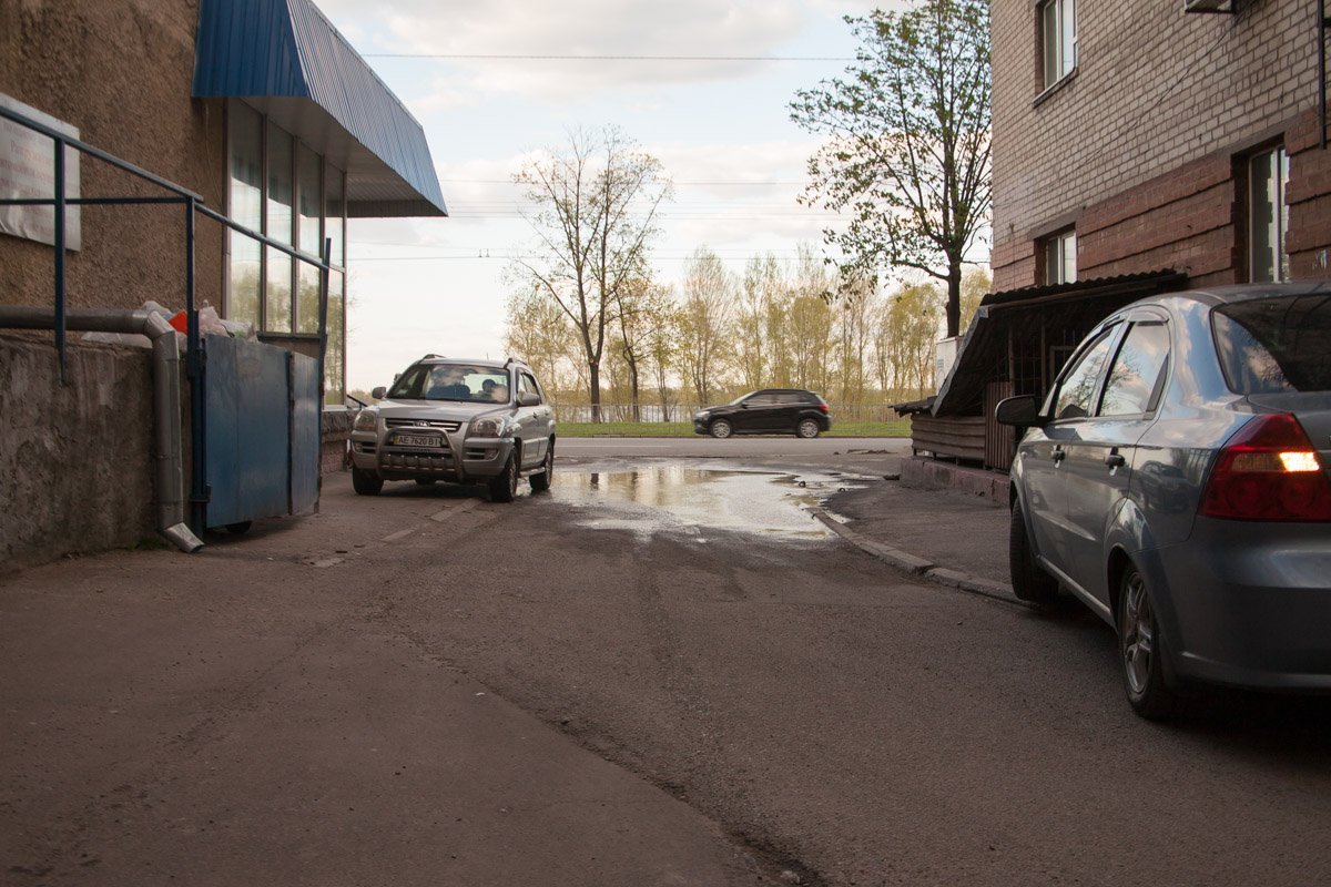 На Сичеславской набережной гнутся диски автомобилей На Сичеславской набережной гнутся диски автомобилей