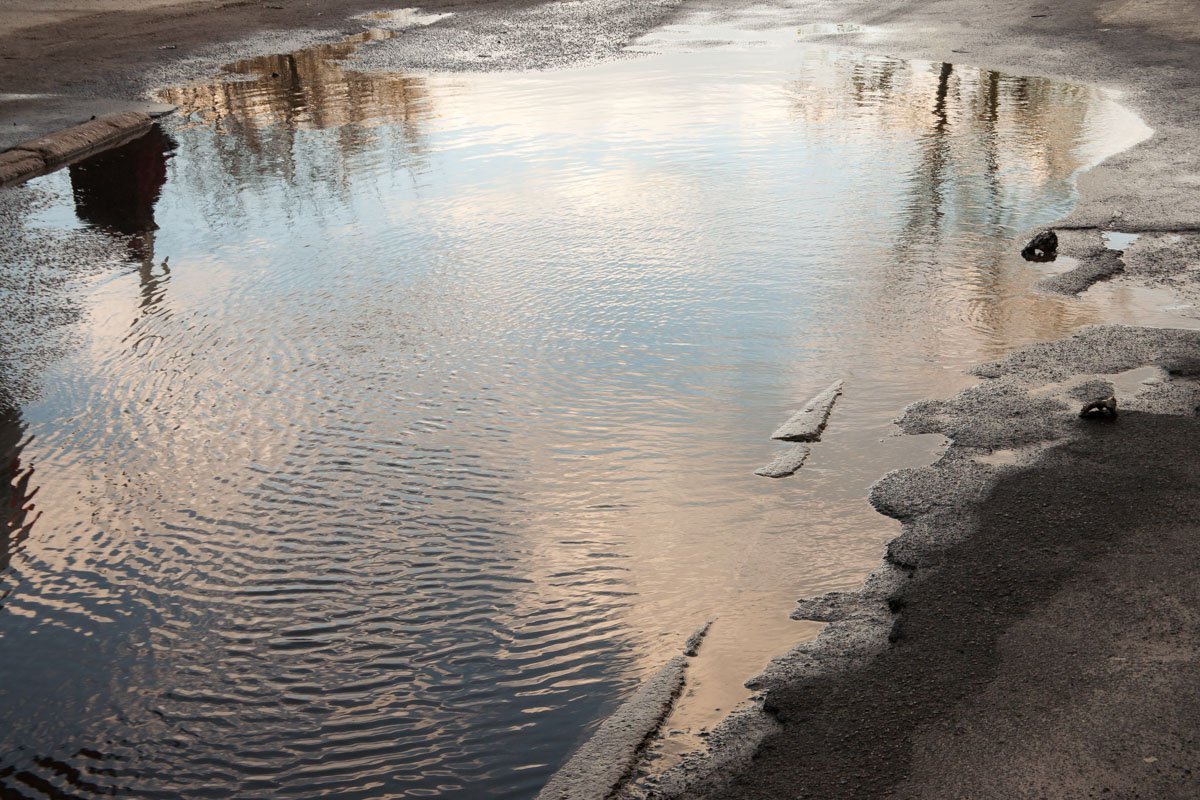 Автомобилисты Днепра продолжают страдать от «опасных луж» Автомобилисты Днепра продолжают страдать от «опасных луж»