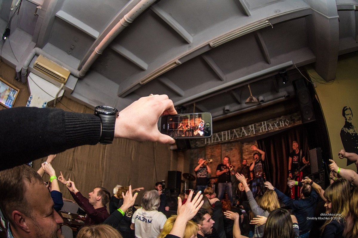 В Днепре в пабе "Махно" выступила группа Mad Heads 2