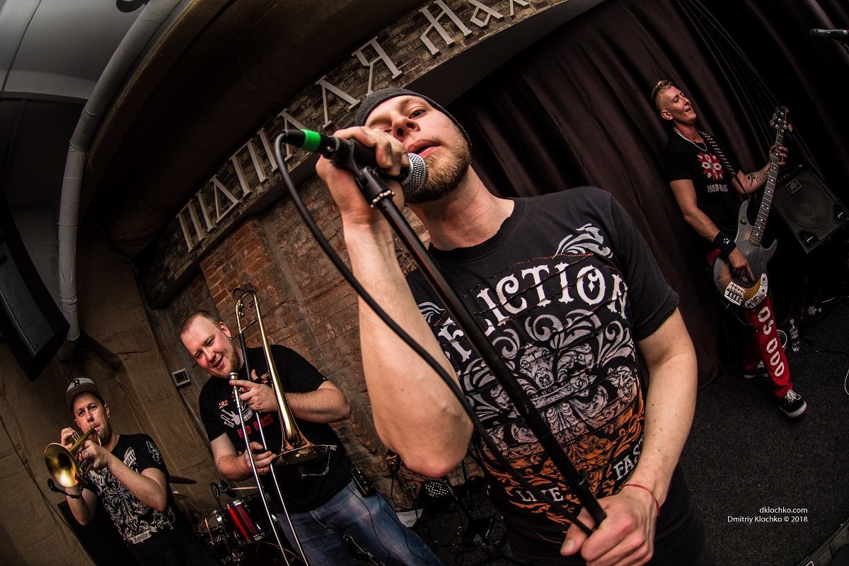 В Днепре в пабе "Махно" выступила группа Mad Heads 6