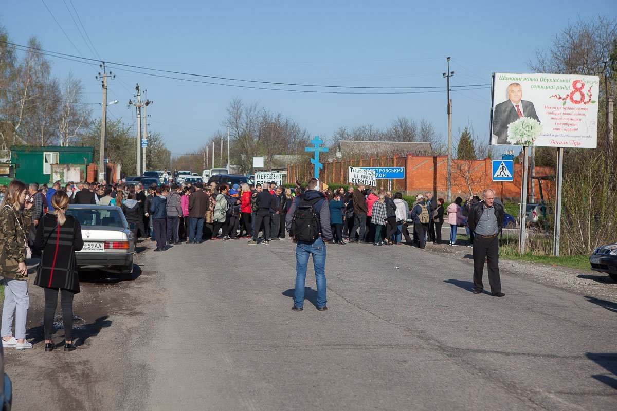 Здесь собралось более сотни людей Здесь собралось более сотни людей