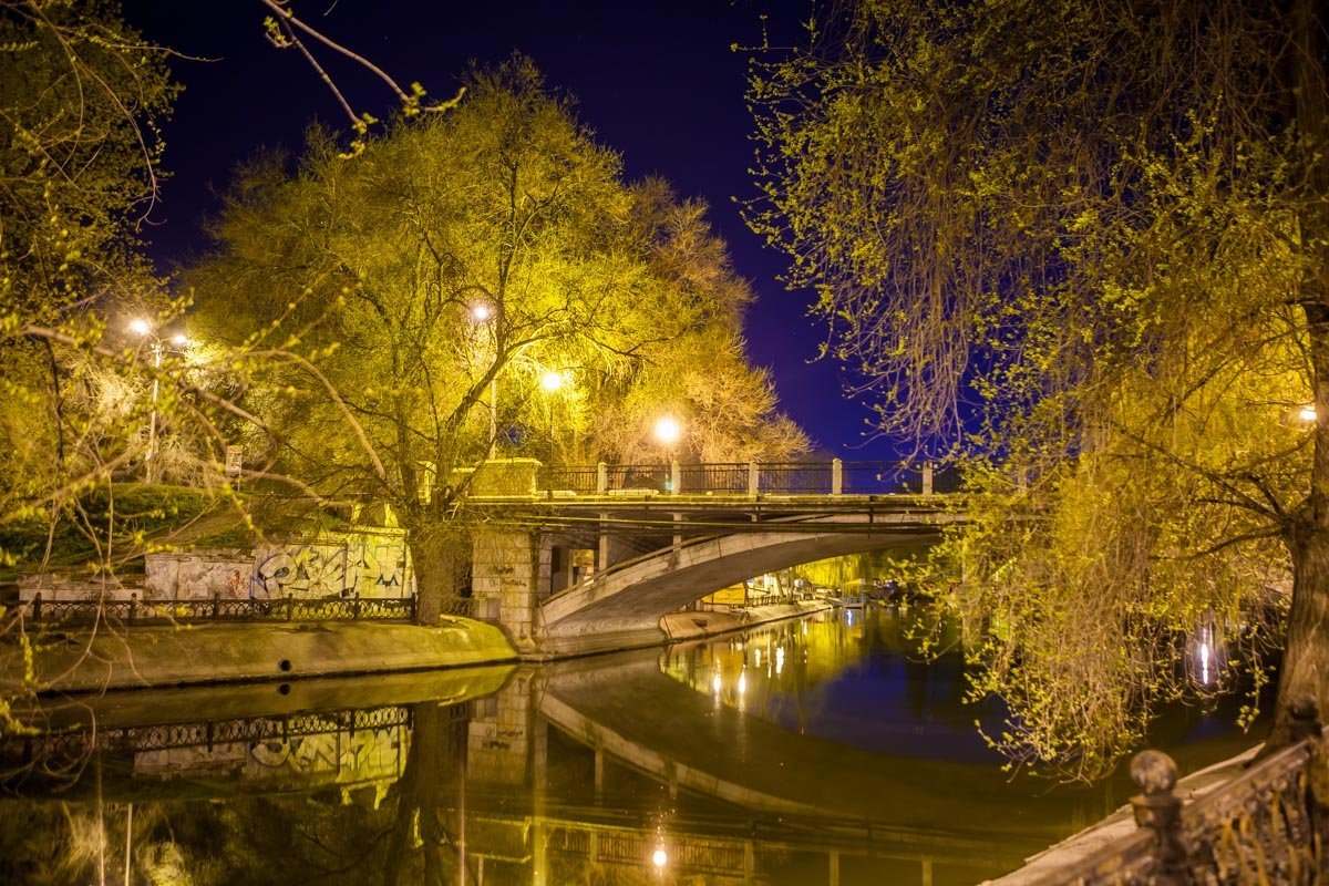 Только ночью можно увидеть мостик, который ведет в подводный мир Только ночью можно увидеть мостик, который ведет в подводный мир