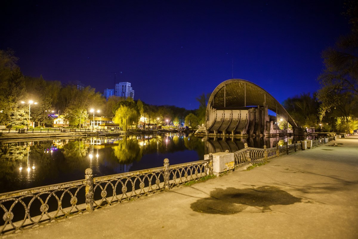 Летний театр наблюдает за тем, как утки весело плескаются в воде Летний театр наблюдает за тем, как утки весело плескаются в воде