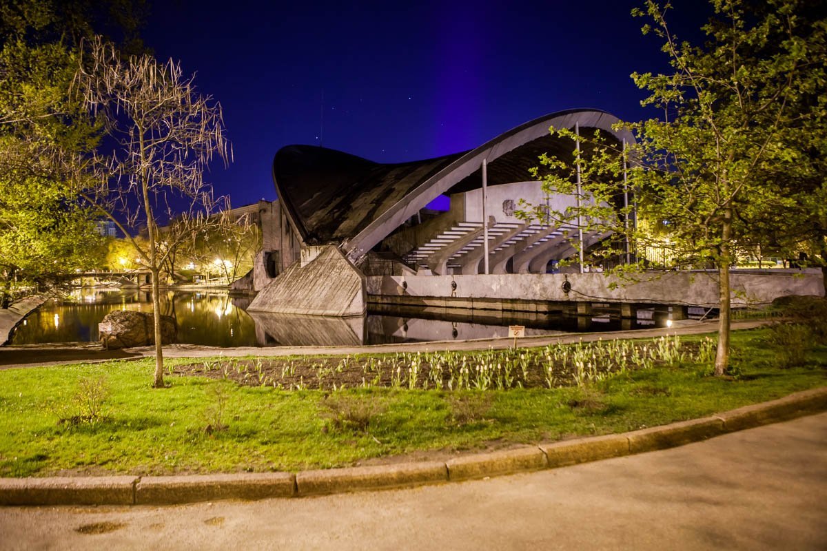 Возле летнего театра посажены цветы и стоит табличка, на которой перечеркнут женский каблук... Возле летнего театра посажены цветы и стоит табличка, на которой перечеркнут женский каблук...