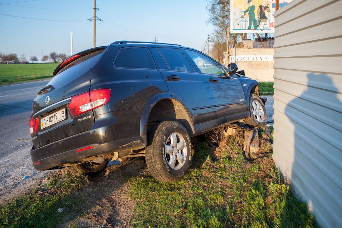 Брошенный Ssang Yong сильно поврежден Брошенный Ssang Yong сильно поврежден