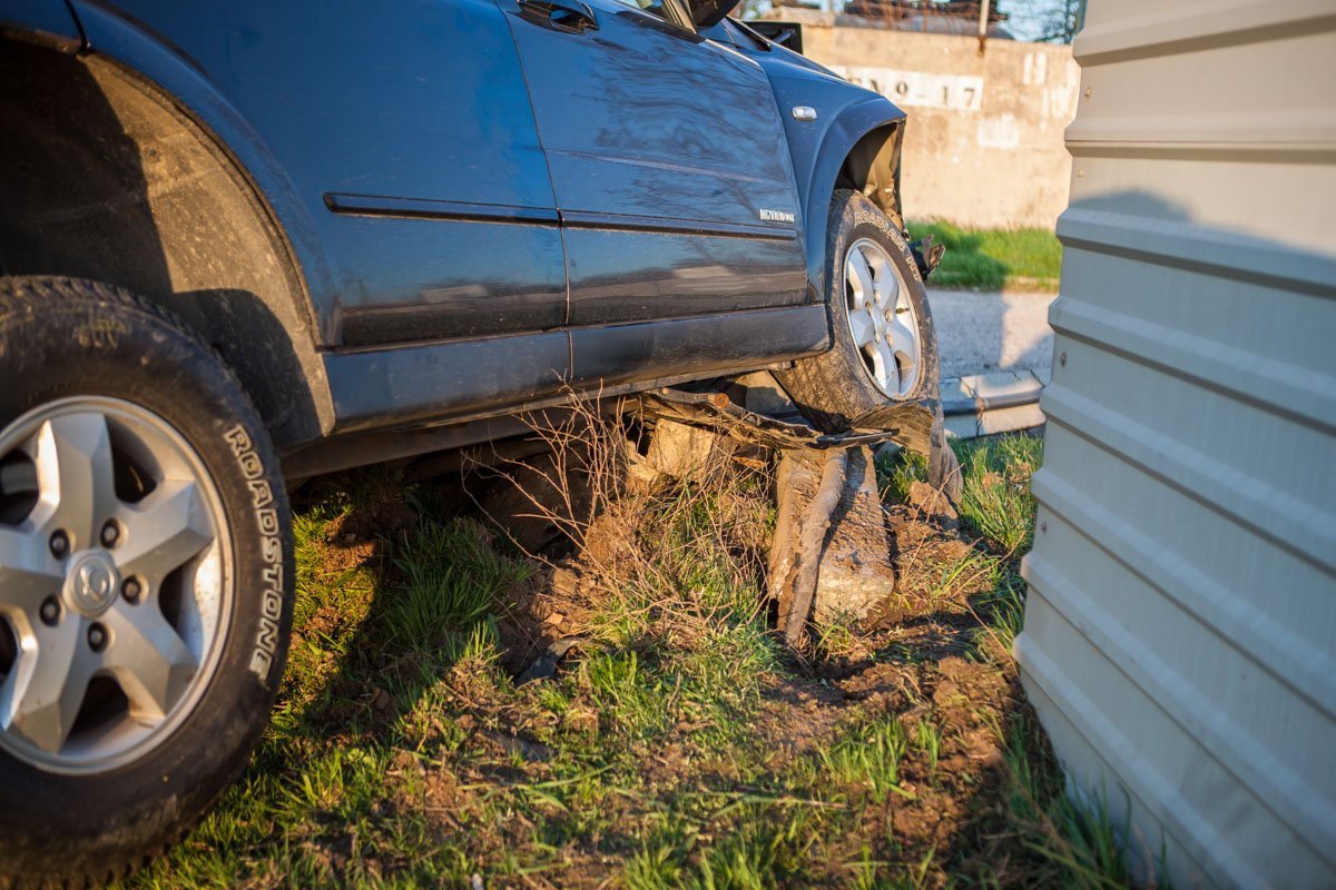 У автомобиля разбита правая передняя часть кузова У автомобиля разбита правая передняя часть кузова