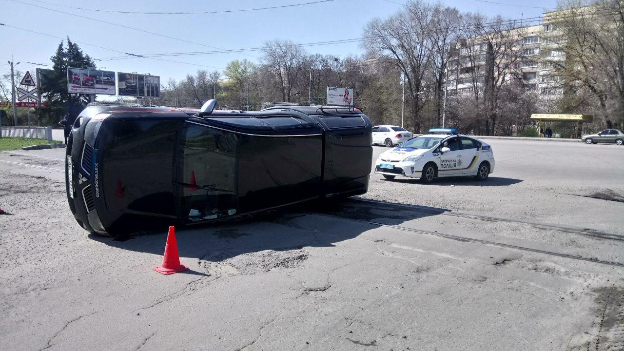 На Запорожском шоссе столкнулись BMW и Mitsubishi На Запорожском шоссе столкнулись BMW и Mitsubishi