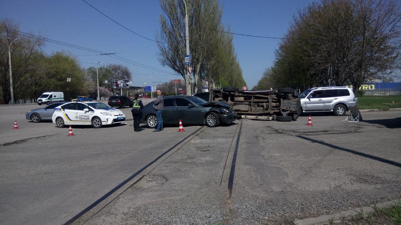 В результате столкновения Mitsubishi перевернулся В результате столкновения Mitsubishi перевернулся
