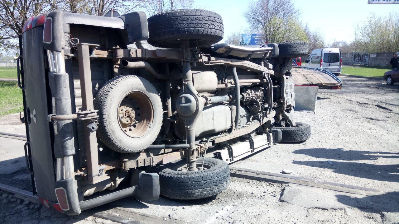 Пострадала женщина, которая находилась в салоне Mitsubishi Пострадала женщина, которая находилась в салоне Mitsubishi