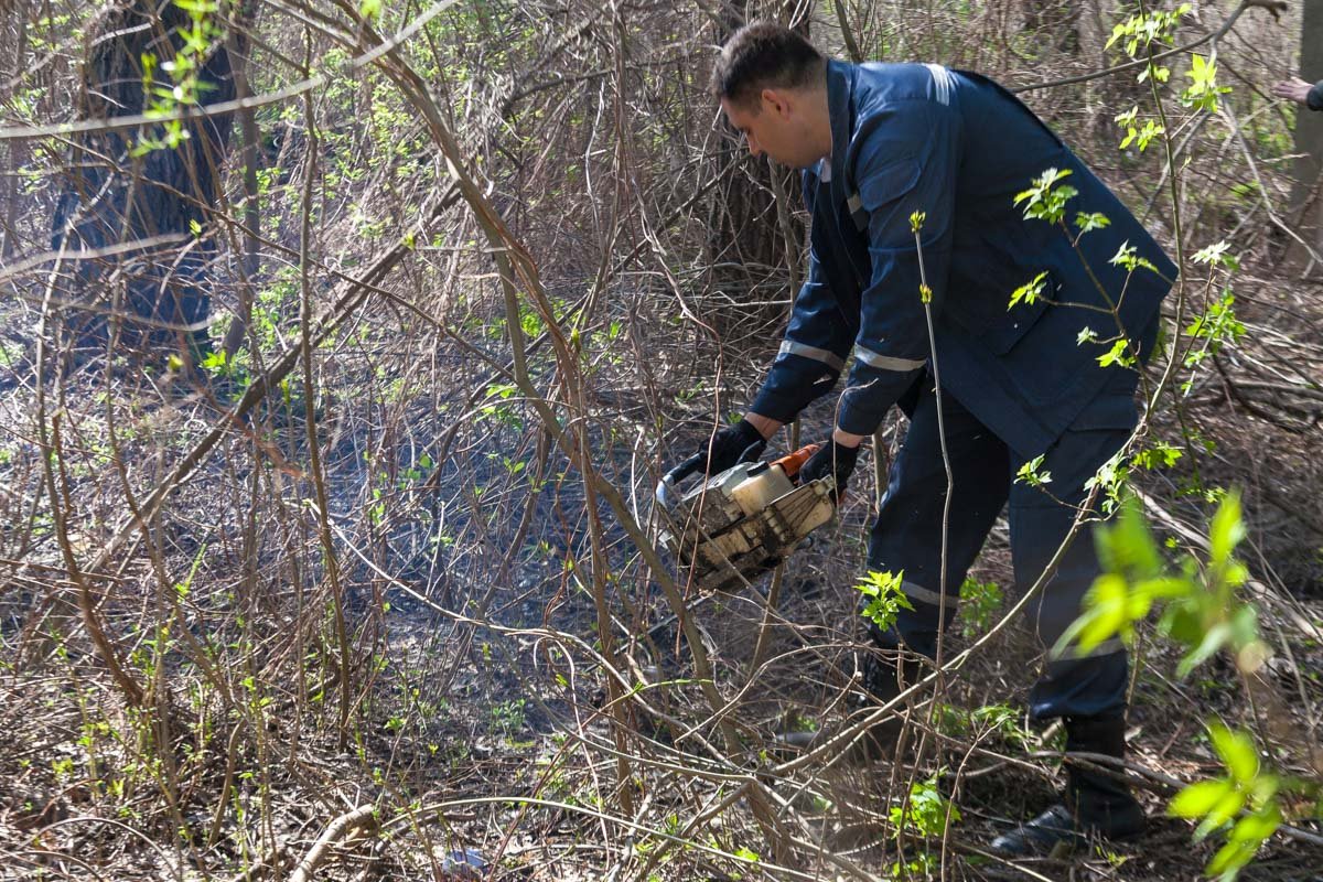 Спасатели ГСЧС также всеми силами приводят город в порядок 