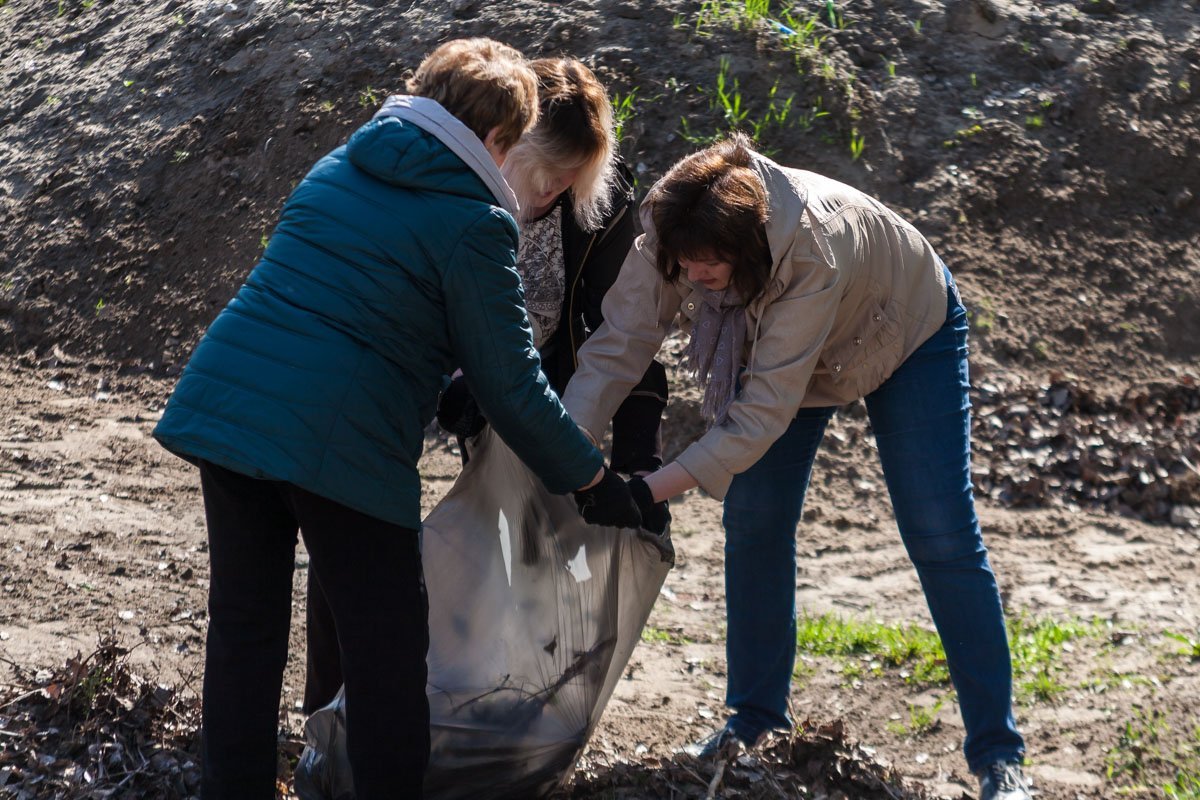 Весь мусор собирают в пакеты 