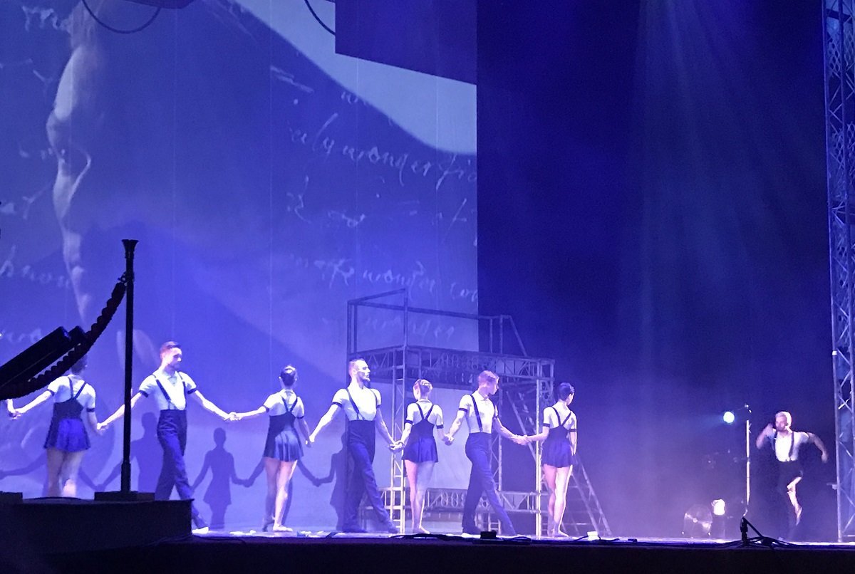 Спектакль проходил в Днепропетровском театре оперы и балета Спектакль проходил в Днепропетровском театре оперы и балета