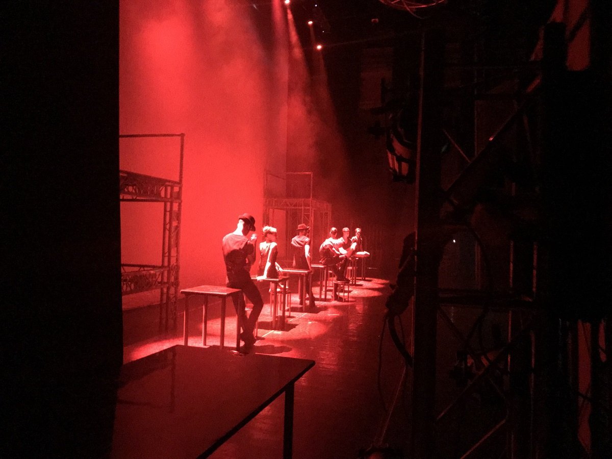 Смотреть, что происходит за кулисами куда интереснее, чем сидеть в зале, как все Смотреть, что происходит за кулисами куда интереснее, чем сидеть в зале, как все