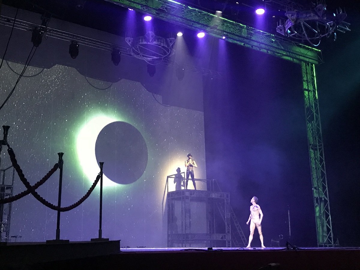 В кадрах о затмении солнца, в которое вырос зеленый огонек надежды на будущее счастье В кадрах о затмении солнца, в которое вырос зеленый огонек надежды на будущее счастье