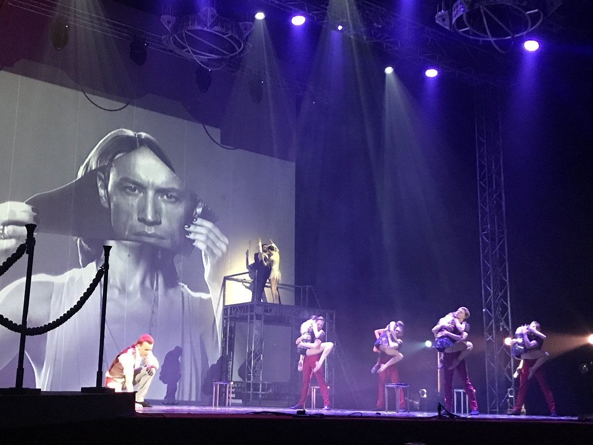 Лицо и сама личность Гэтсби закрывается зеркальным отражением Дэйзи и наоборот – отражение прекрасной трагедии Джея Гэтсби Лицо и сама личность Гэтсби закрывается зеркальным отражением Дэйзи и наоборот – отражение прекрасной трагедии Джея Гэтсби