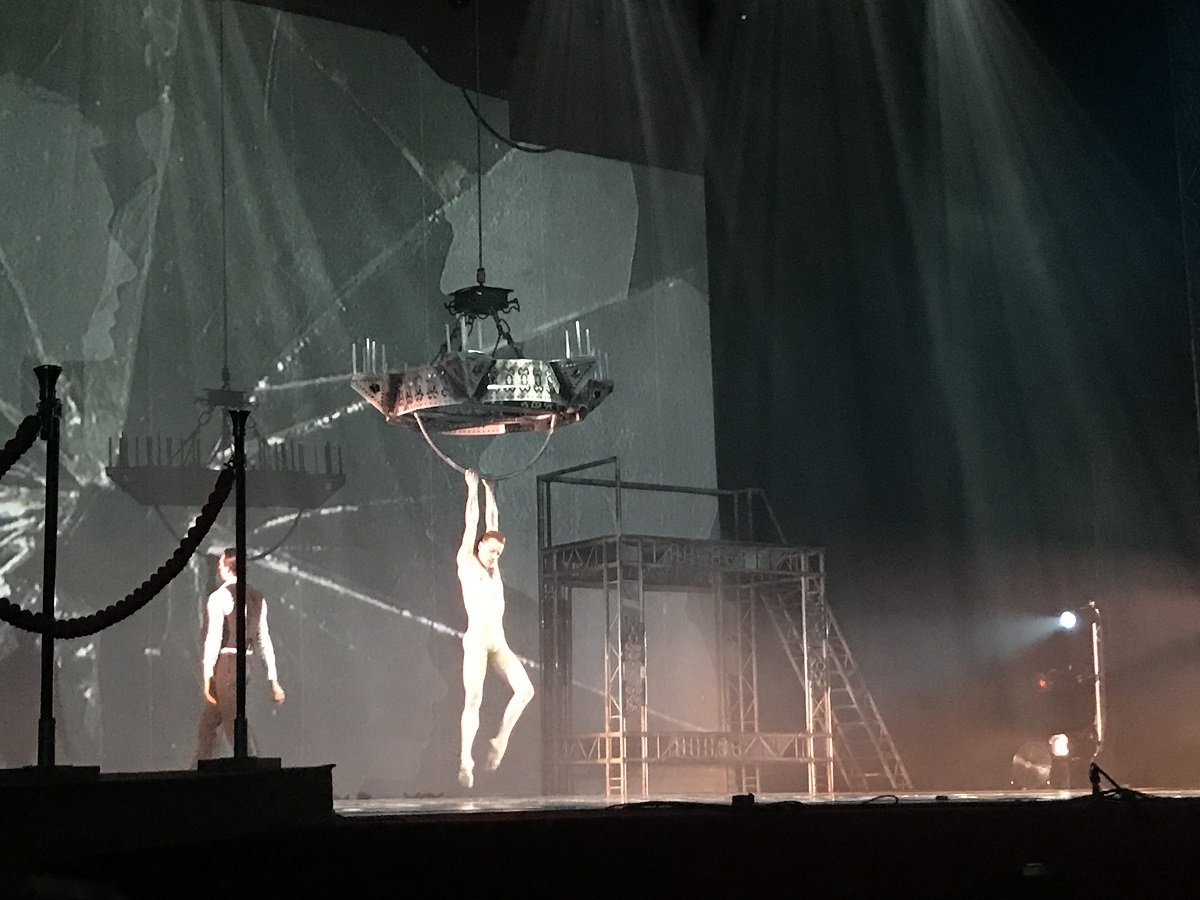 Полеты на люстрах стали одной из изюминок хореографии Полеты на люстрах стали одной из изюминок хореографии