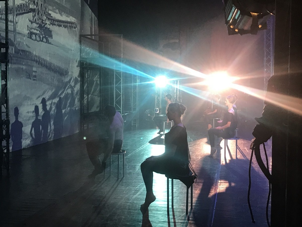 Иногда артисты исполняли хореографию совершенно без музыки, что добавляло напряжения и драматизма Иногда артисты исполняли хореографию совершенно без музыки, что добавляло напряжения и драматизма