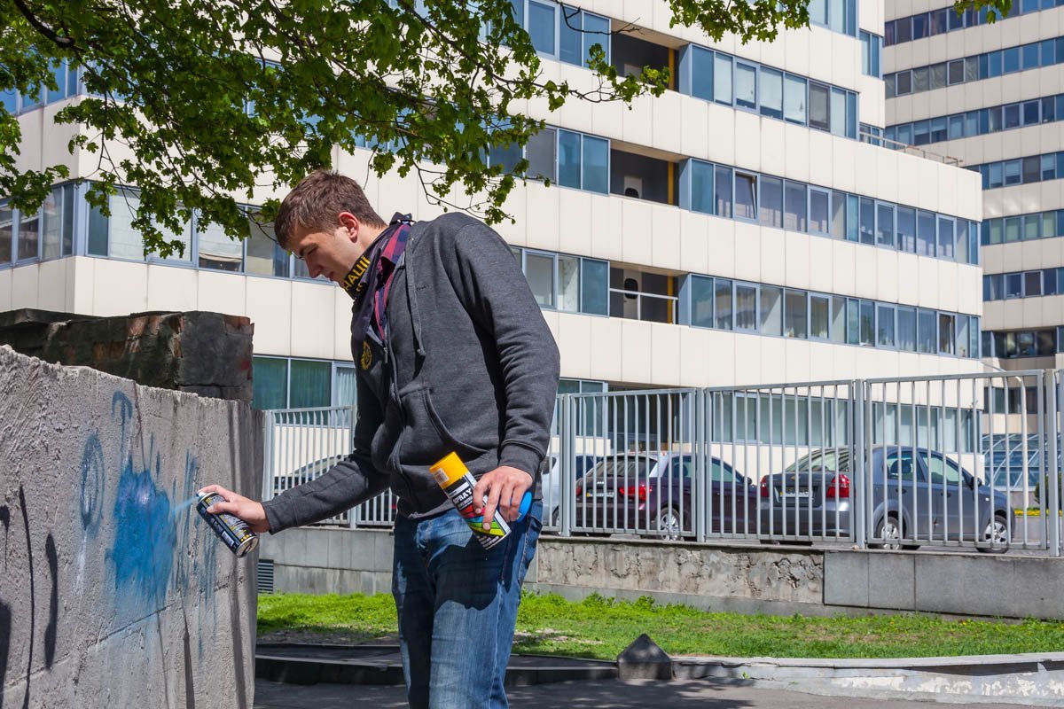 Реклама была даже возле элитных домов