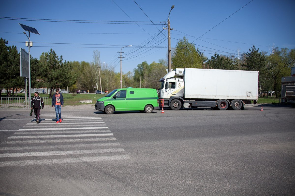На набережной Победы столкнулись грузовик и инкассаторская машина