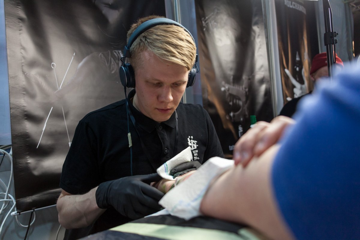 Отрешается от окружающего мира, чтобы сделать крутую работу