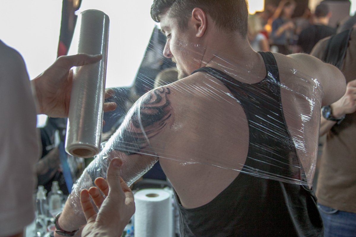 Тату-фестиваль - место людей в пищевой пленке